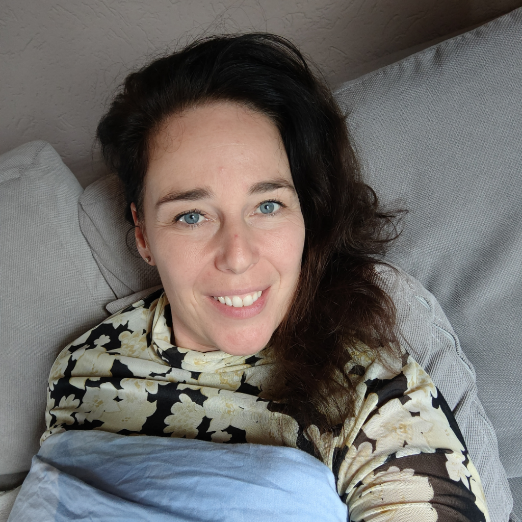 Vrouw die ontspannen in bed ligt, symbool voor een goede nachtrust en hormonale balans