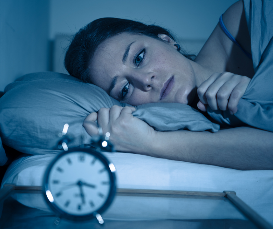 Vrouw ligt wakker om 3 uur ’s nachts door hormonale disbalans en slaapproblemen